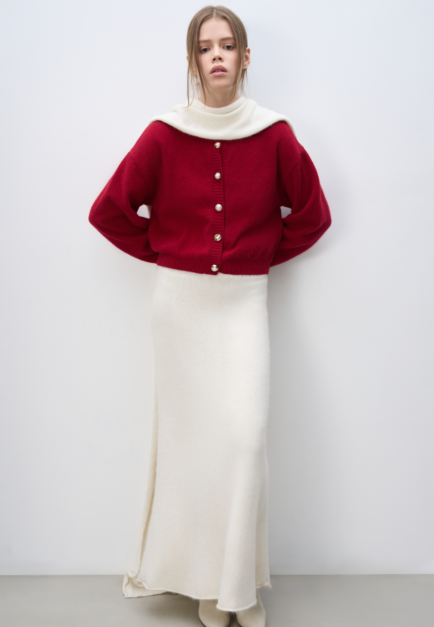 Трикотажный кардиган из пуха лисы. Модель свободного силуэта со спущенной линией плеч и круглым вырезом горловины. Изделие декорировано крупными акцентными пуговицами.