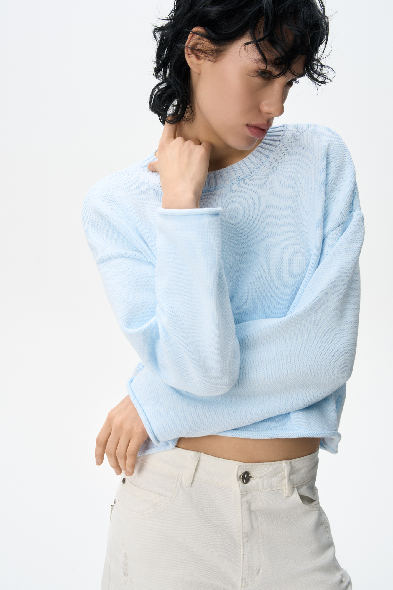 Трикотажный джемпер из хлопка с добавлением эластана. Модель свободного силуэта о спущенной линией плеч и круглым вырезом горловины. Изделие декорировано валиками по низу и на манжетах рукавов.