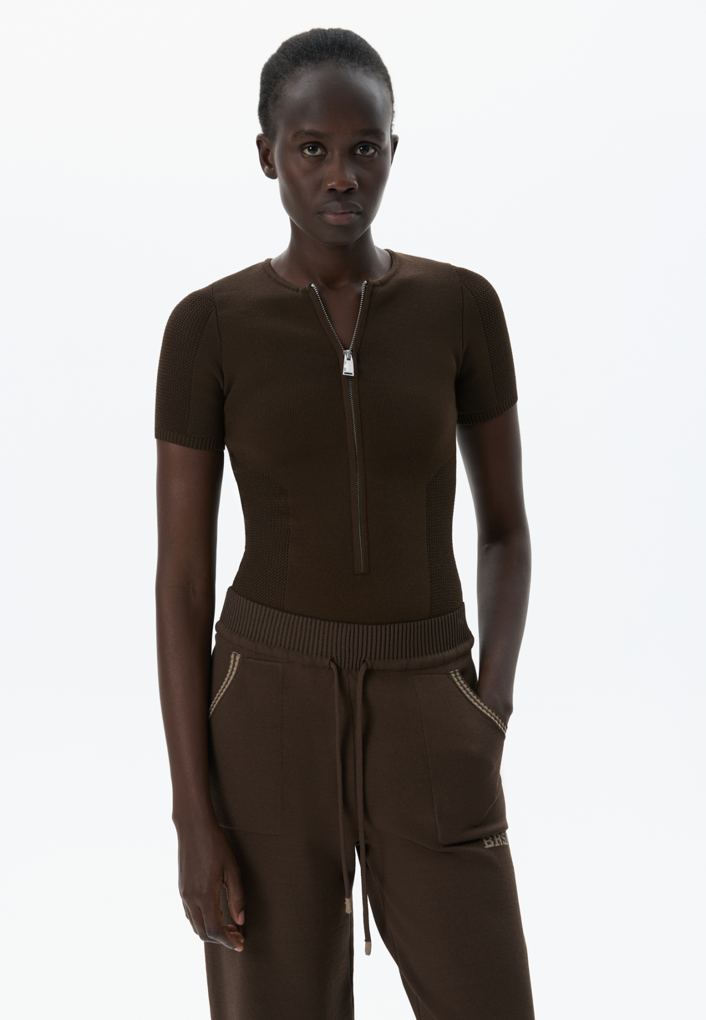 Трикотажное боди из вискозы. Модель с короткими рукавами, застежкой на молнию спереди и вырезом на спине. При изготовлении изделия используется комбинированная вязка: гладью в мелкий рубчик и сетку. Застежка на бельевые крючки.