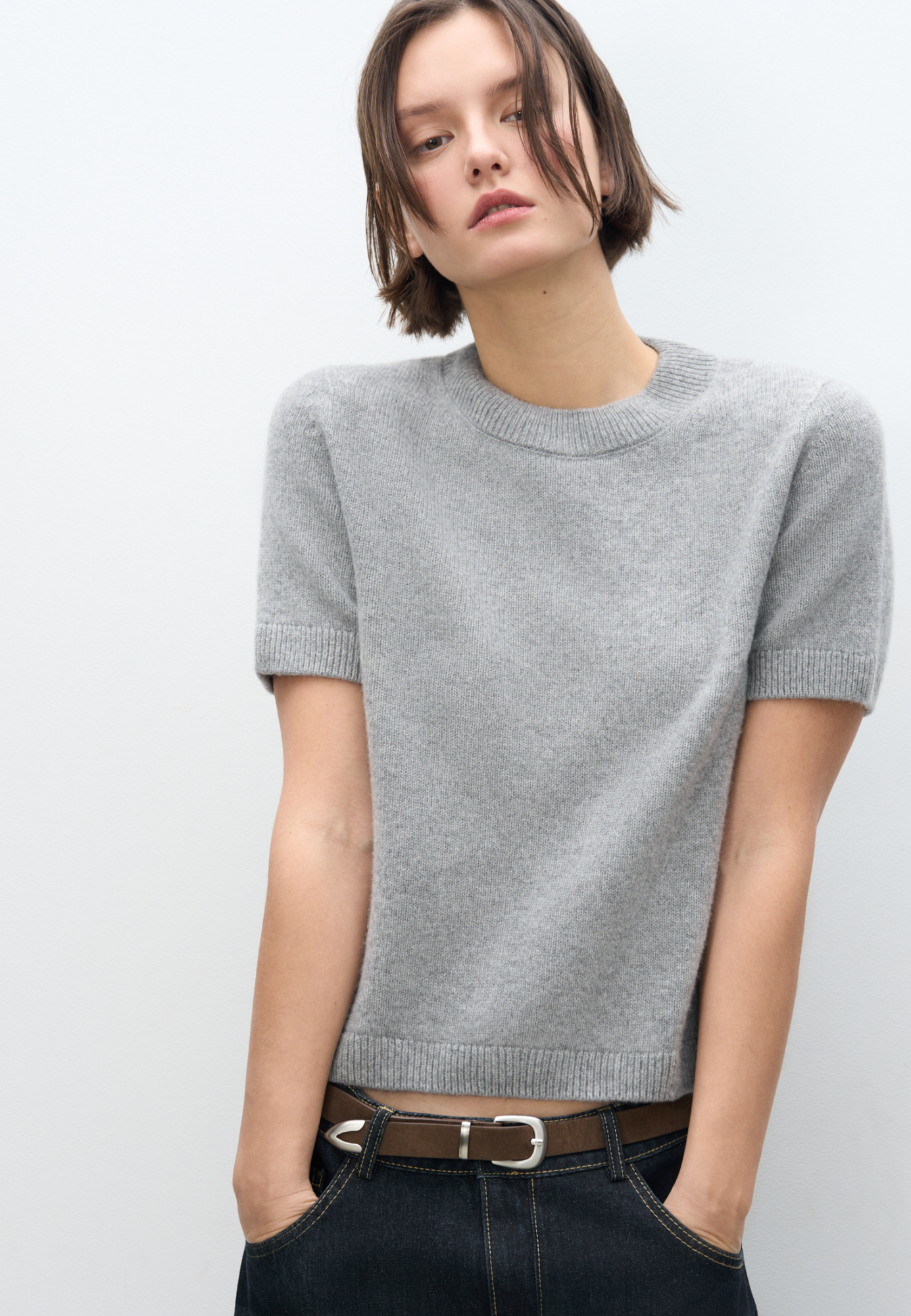 Трикотажная футболка из 100% кашемира. Модель свободного силуэта, с коротким рукавом и круглым вырезом горловины. Края изделия выполнены в рубчик.