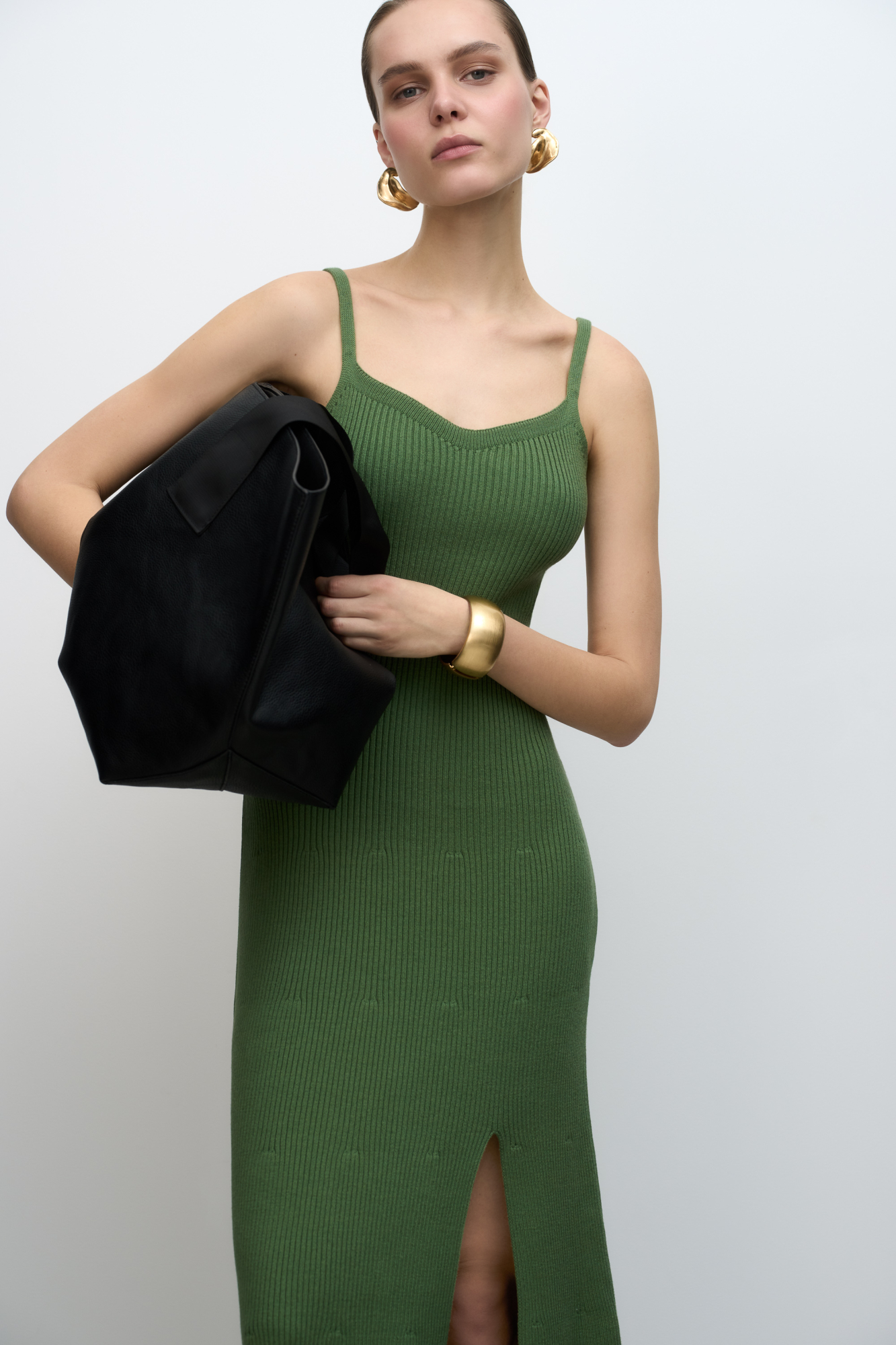 Трикотажный сарафан из 100% хлопка. Модель приталенного силуэта с разрезом сбоку и шнуровкой на спине.