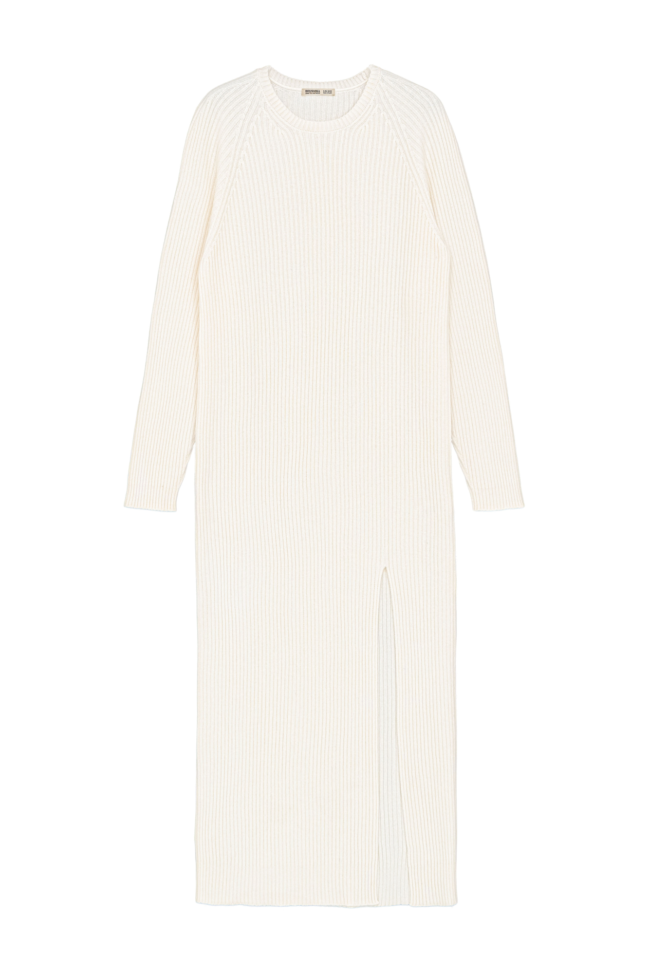 Трикотажное платье из шерсти и кашемира. Модель свободного силуэта в широкий рубчик с разрезом спереди и спущенной линией плеча. 