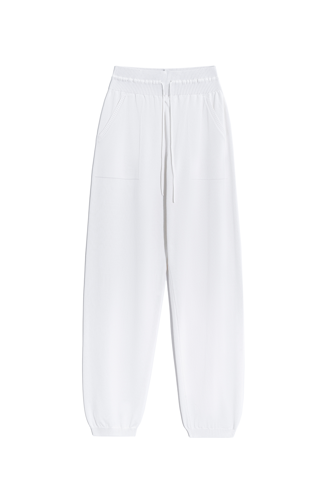 Трикотажные брюки из вискозы с боковыми карманами. Эластичный пояс с кулиской и манжеты на резинке в рубчик.