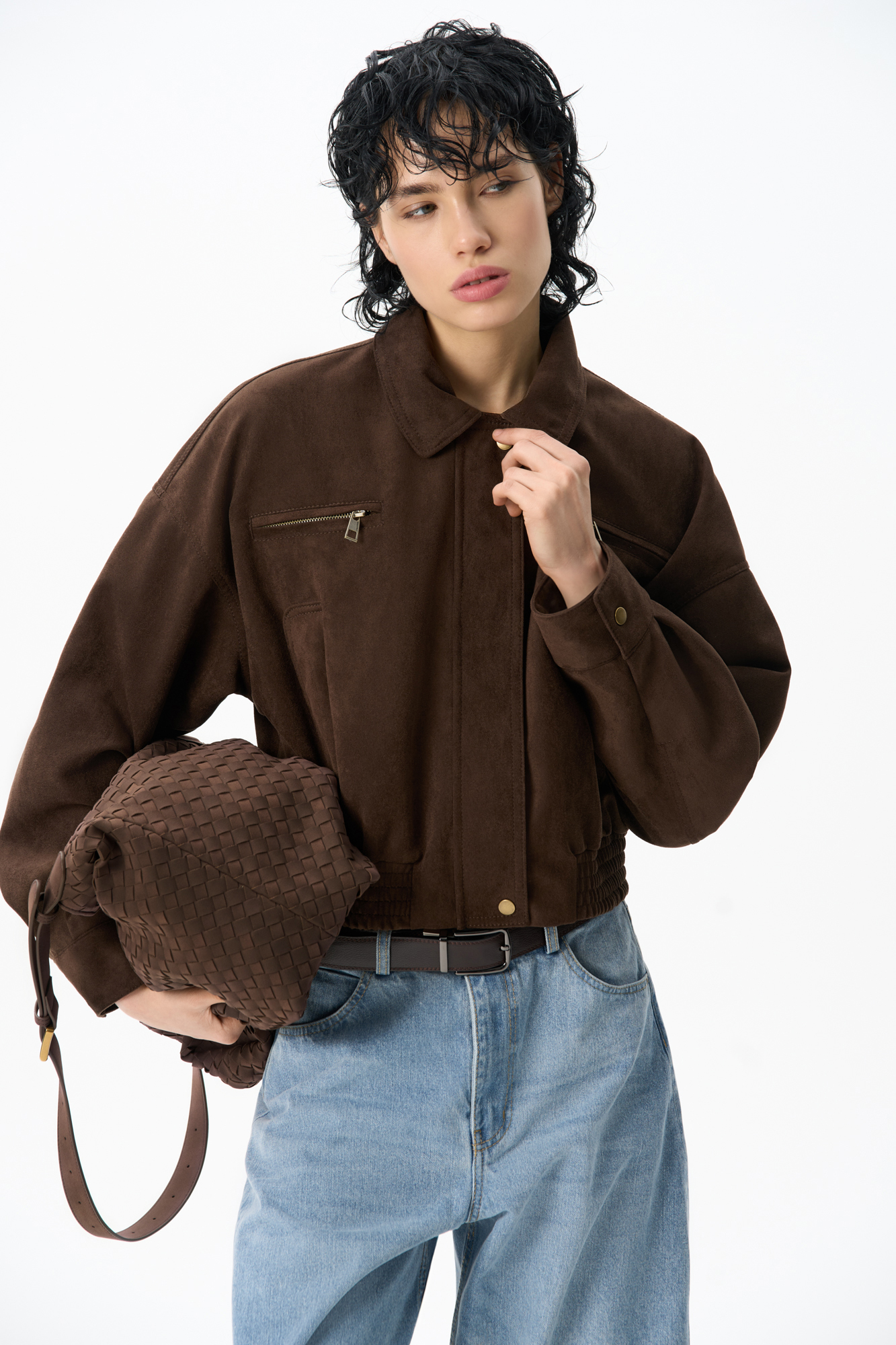 Бомбер из ткани с имитацией внешнего вида и свойств натуральной замши. Модель свободного силуэта со спущенной линией плеча, с отложным воротником, двумя нагрудными карманами на молнии и двумя боковыми карманами. Низ изделия выполнен на резинке. Застежка на молнию под планкой. На подкладке.