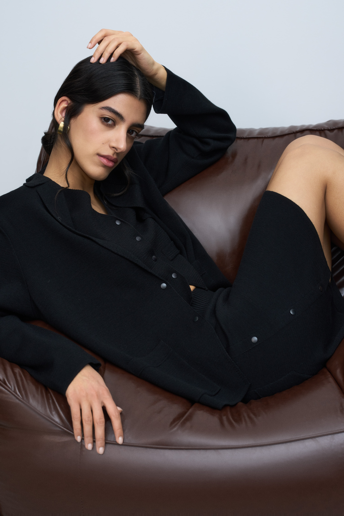 Трикотажная юбка длины мини из шерсти мериноса. Модель с боковой планкой на кнопках, небольшим вырезом сбоку, накладными карманами сзади и широким эластичным поясом на резинке. Дополнить образ можно жилетом, жакетом или бомбером.