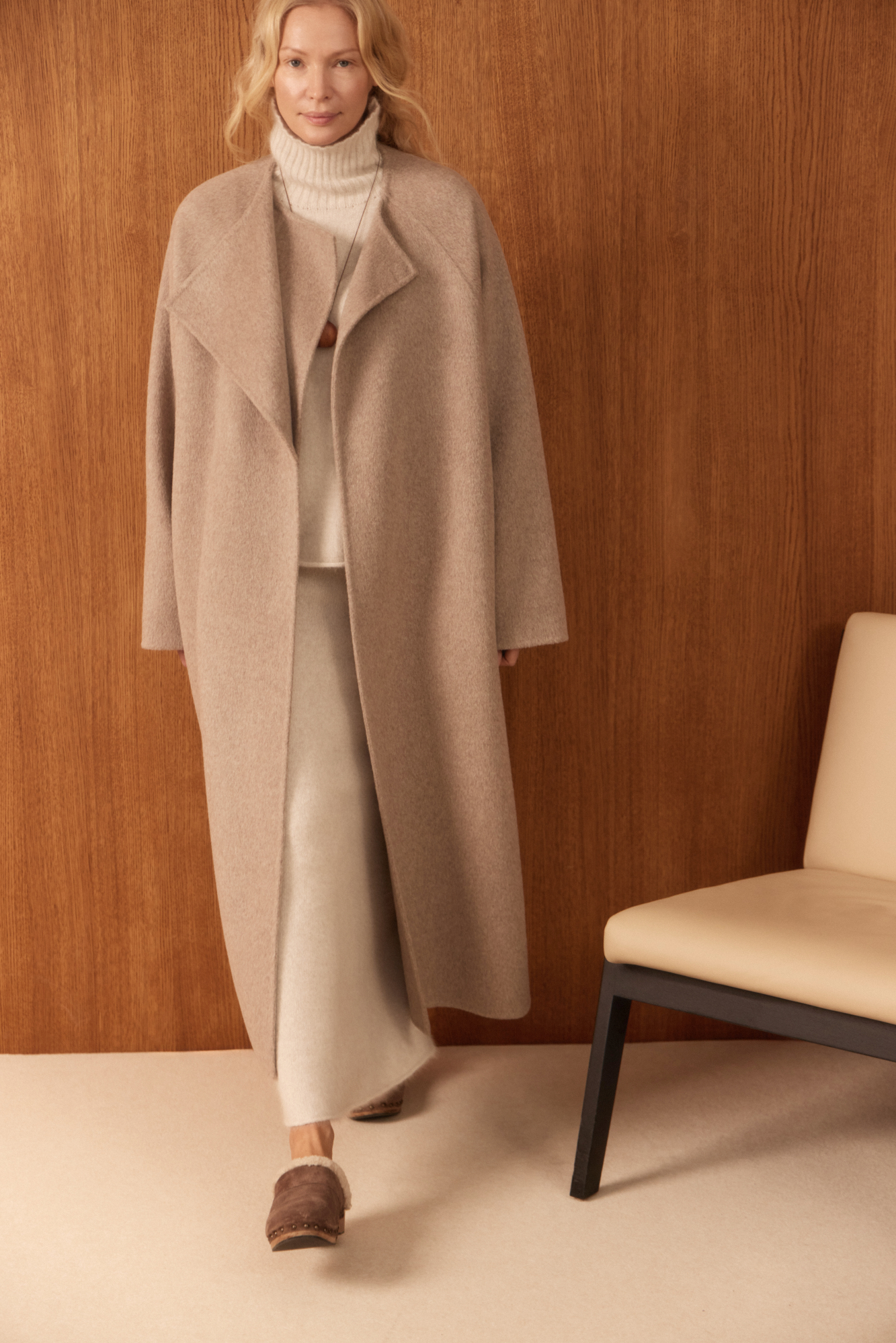 Шерстяное пальто из двусторонней ткани. Модель прямого кроя без воротника. Застежка на скрытые магнитные пуговицы. Изделие без подкладки. Модель декорирована асимметричным лацканом. Пояс из экокожи в комплекте.