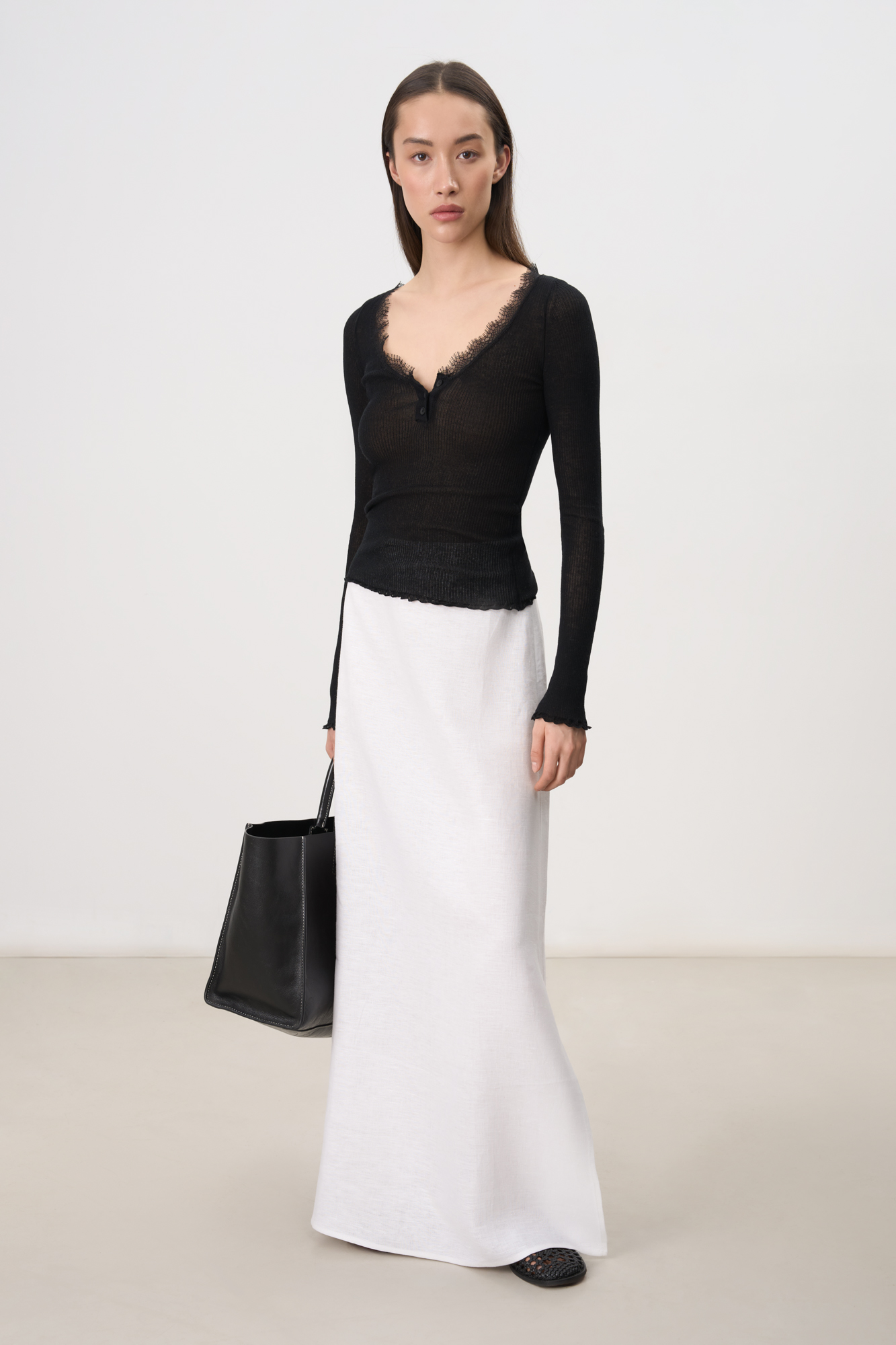 Юбка длины макси из 100% льна. Модель прямого кроя, с небольшим разрезом сбоку, эластичным поясом на резинке и застежкой на молнию.