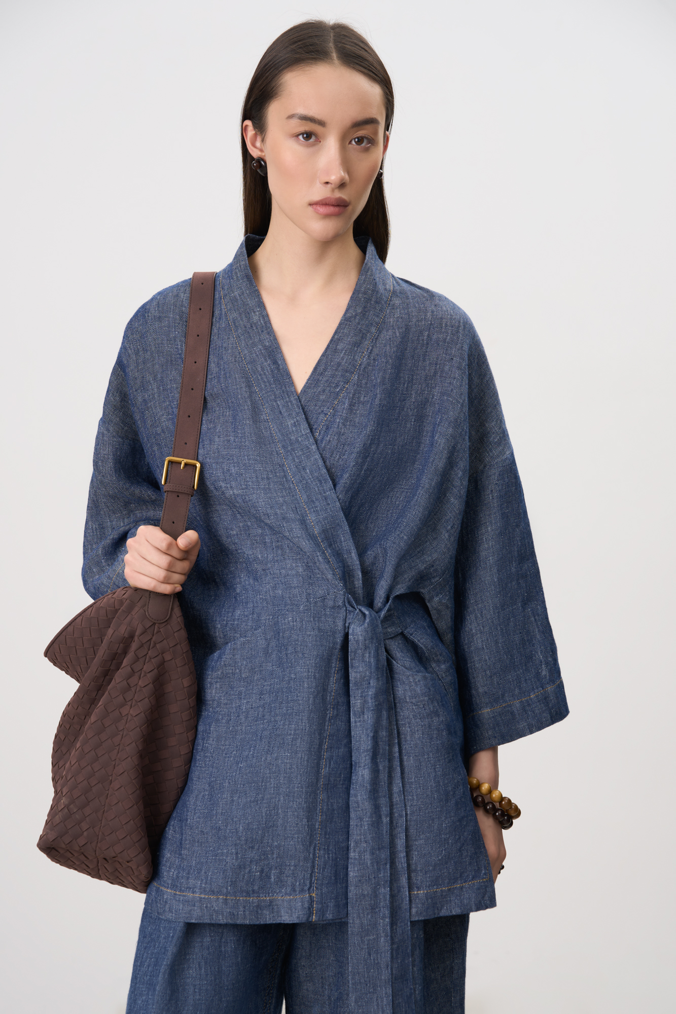 Кимоно из 100% льна. Модель свободного силуэта на завязках, с разрезами по бокам и карманами.