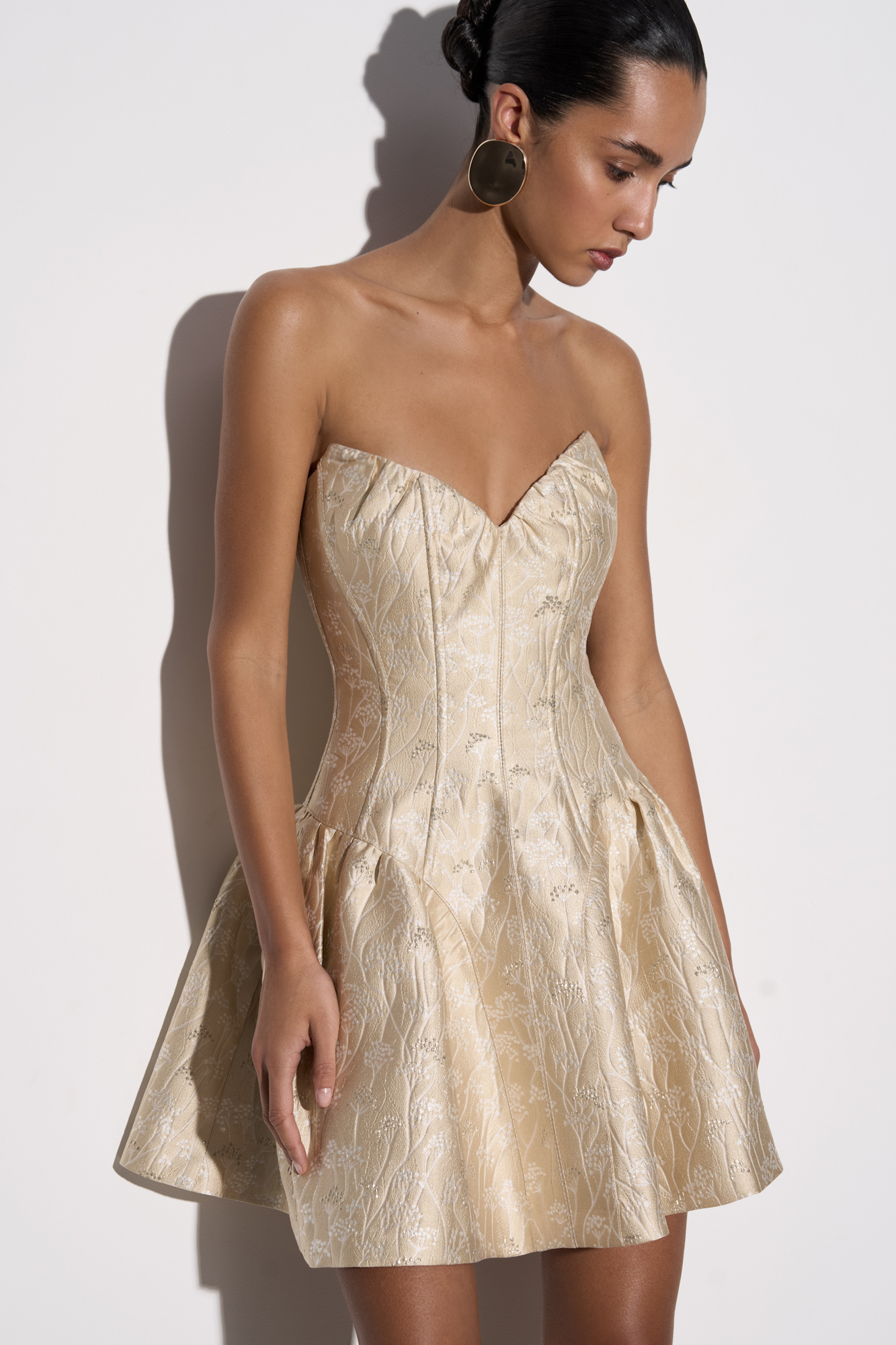 Корсетное платье длины с с растительным орнаментом. Модель прилатенного силуэта с объемной юбкой и фигурным вырезом декольте. Застежка на молнию сзади. Изделие на подкладке.