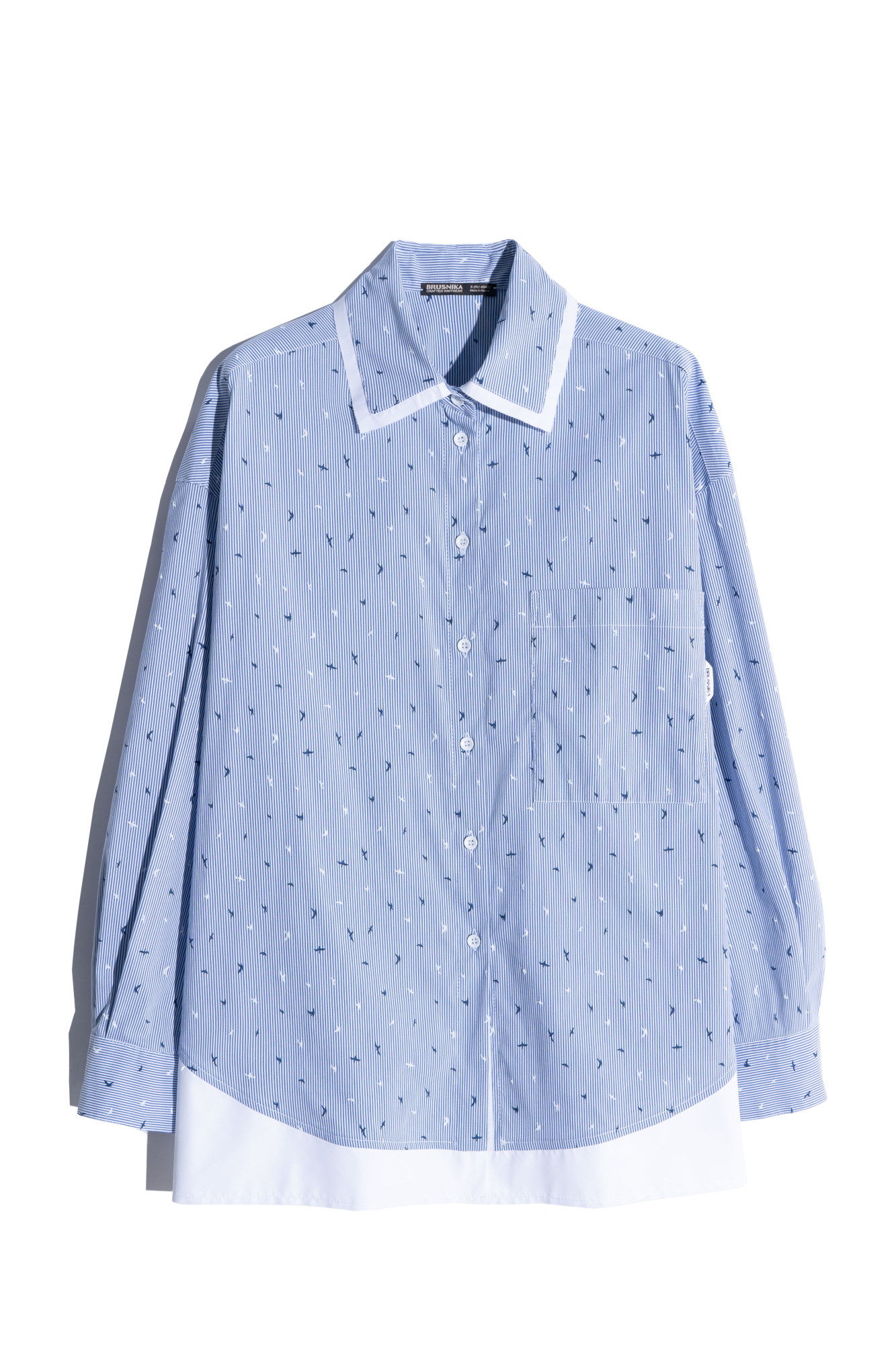 Рубашка из 100% хлопка с принтом. Модель с длинными рукавами с манжетами на пуговицах, отложным воротником и нагрудным карманом. Низ изделия, края манжетов и воротника контрастного цвета.