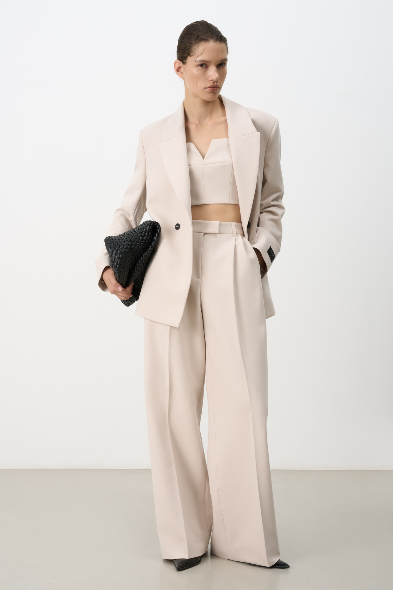 Классические брюки палаццо из вискозы. Модель прямого кроя с потайной застежкой на молнию.