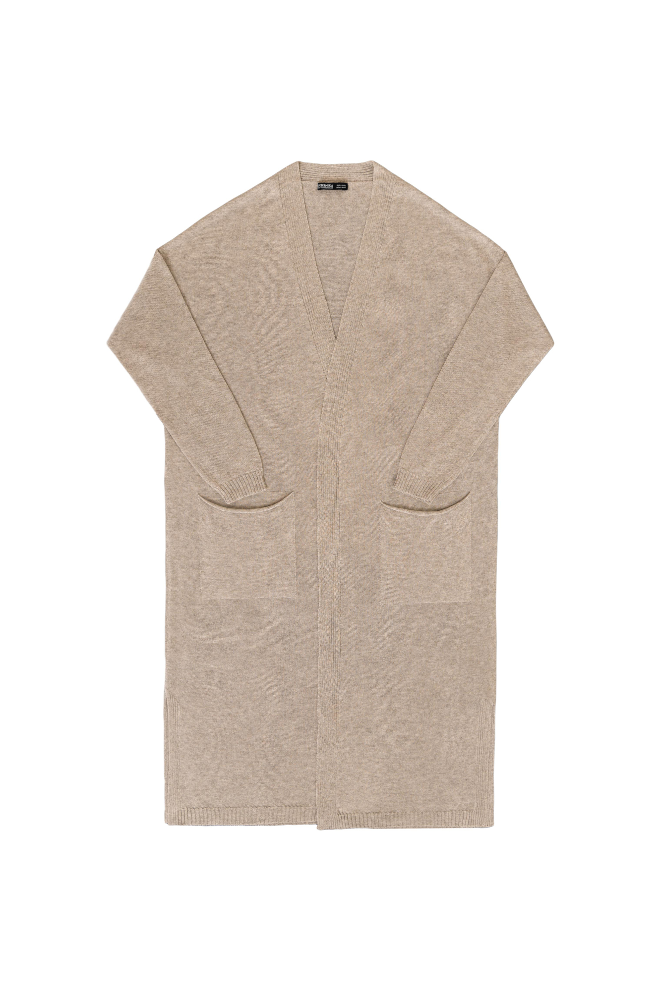 Длинный трикотажный кардиган из вискозы. Модель прямого кроя, с двумя боковыми карманами, шлевками на талии и поясом.