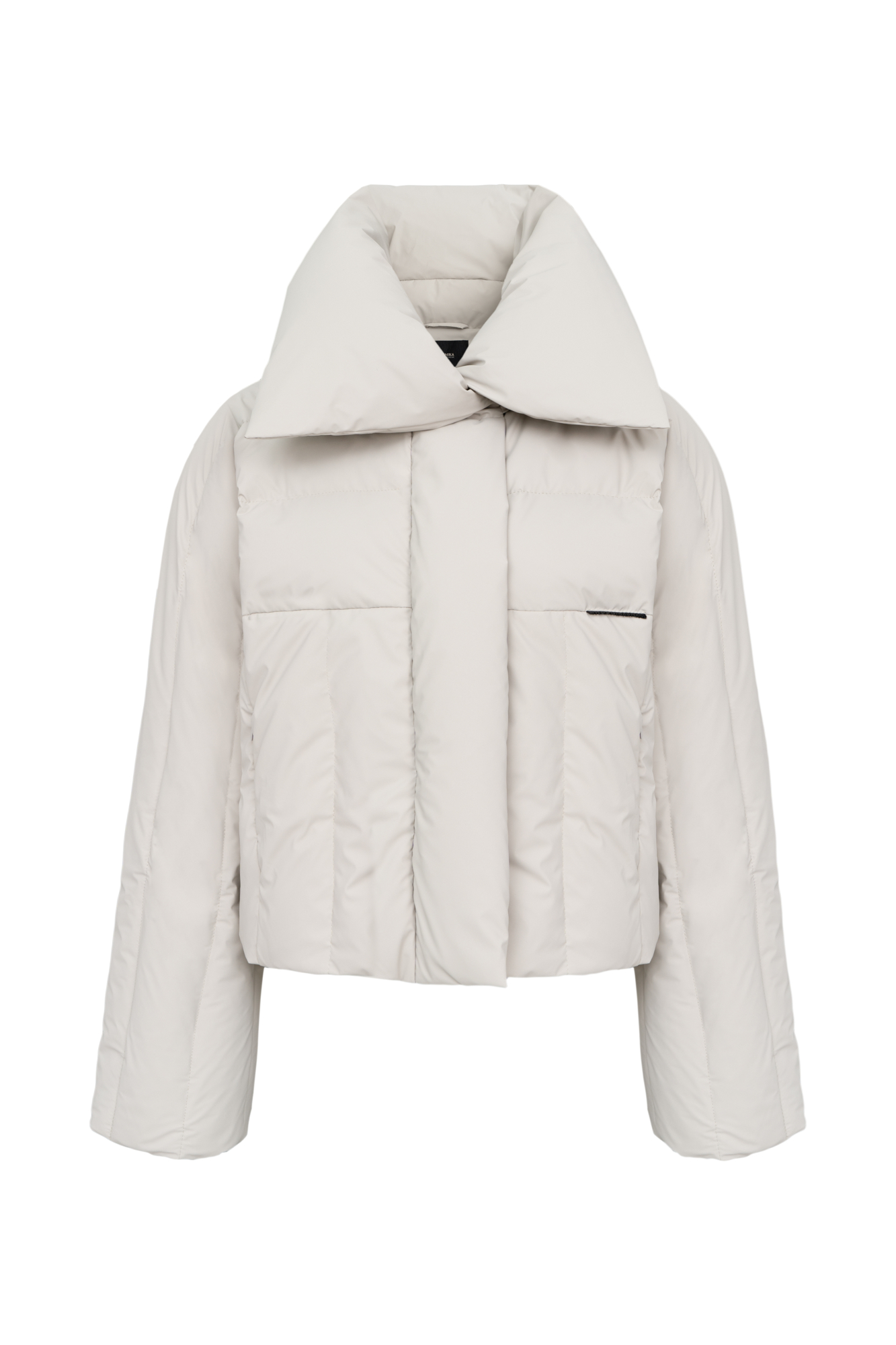 Короткий пуховик с воротником-стойкой. Модель прямого силуэта с боковыми карманами, спущенным плечом и брендированным ярлыком на груди. Застежка на потайную молнию и кнопки. Наполнитель натуральный пух 90% перо 10%.<br />