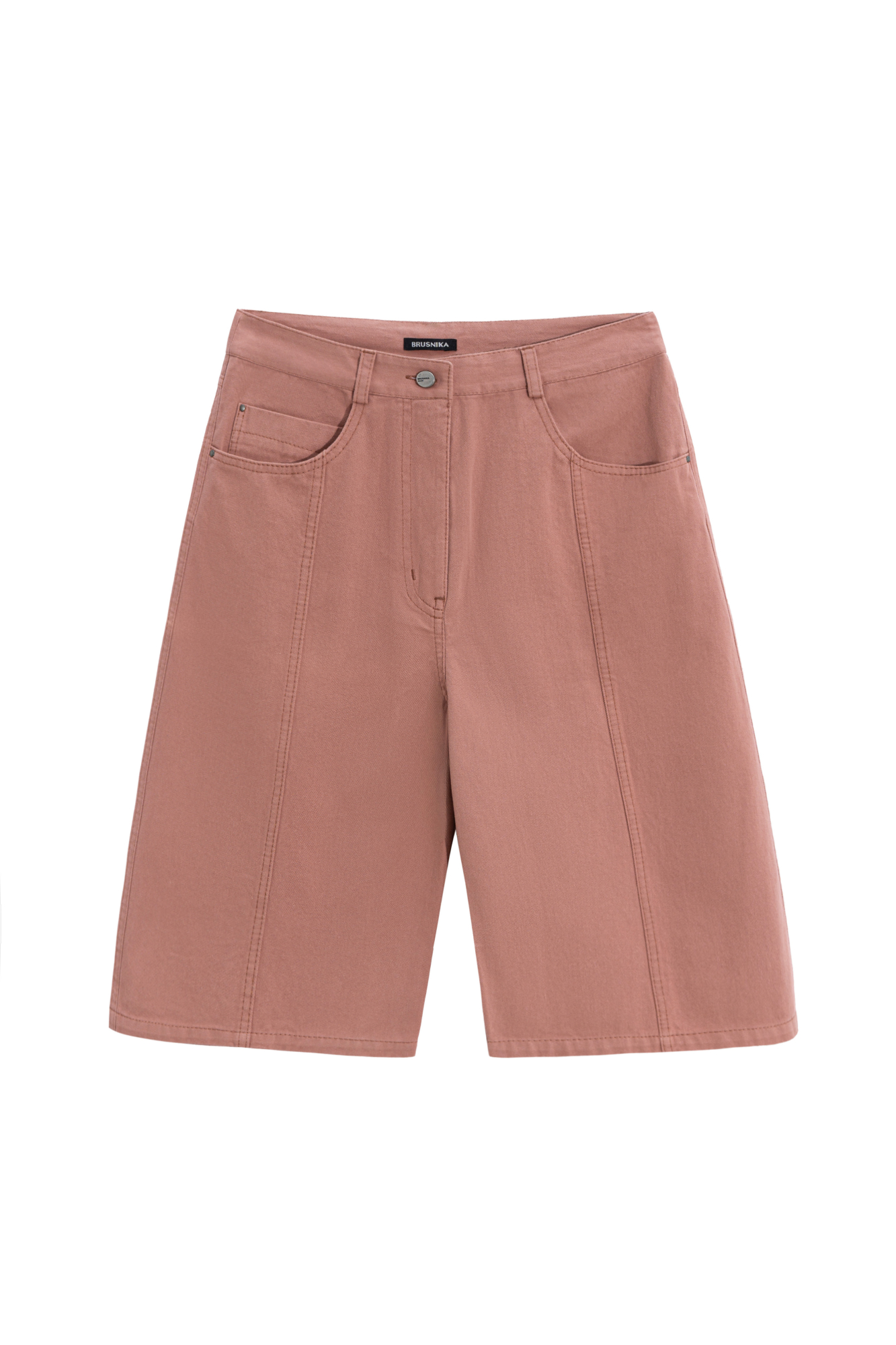 Джинсовые шорты из 100% хлопка. Модель с карманами и шлевками для ремня на поясе. Застежка на молнию и пуговицу. 