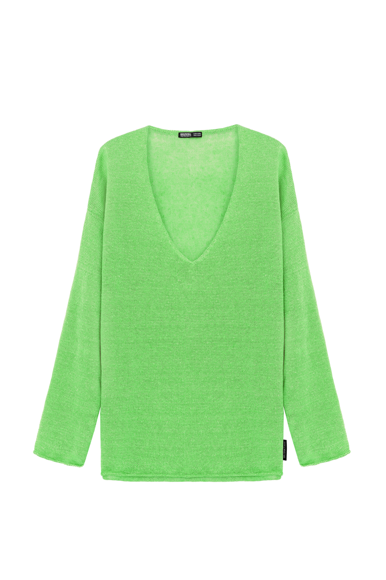 Трикотажный джемпер из 100% льна. Модель свободного силуэта с длинным рукавом и с V-образным вырезом горловины. Изделие декорировано брендированным ярлыком сбоку и валиками по низу.