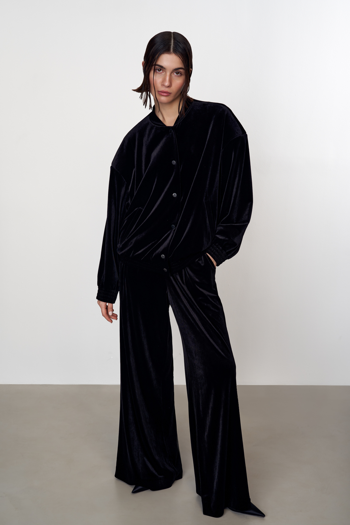 Бархатные брюки прямого кроя, выполненные в бельевом стиле, с эластичным поясом на резинке. Отличным дополнением для завершения образа станет бархатный бомбер.
