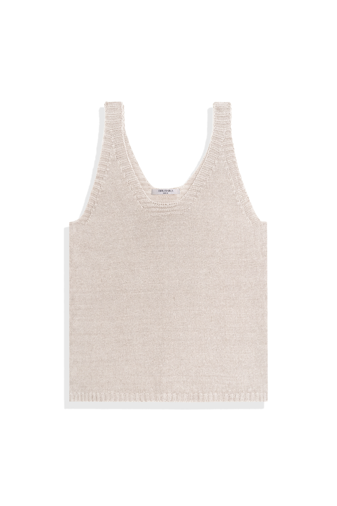 Трикотажный топ из 100% льна. Модель прямого кроя, на широких бретелях, с глубокой проймой и U-образным вырезом горловины. Края изделия выполнены в рубчик.