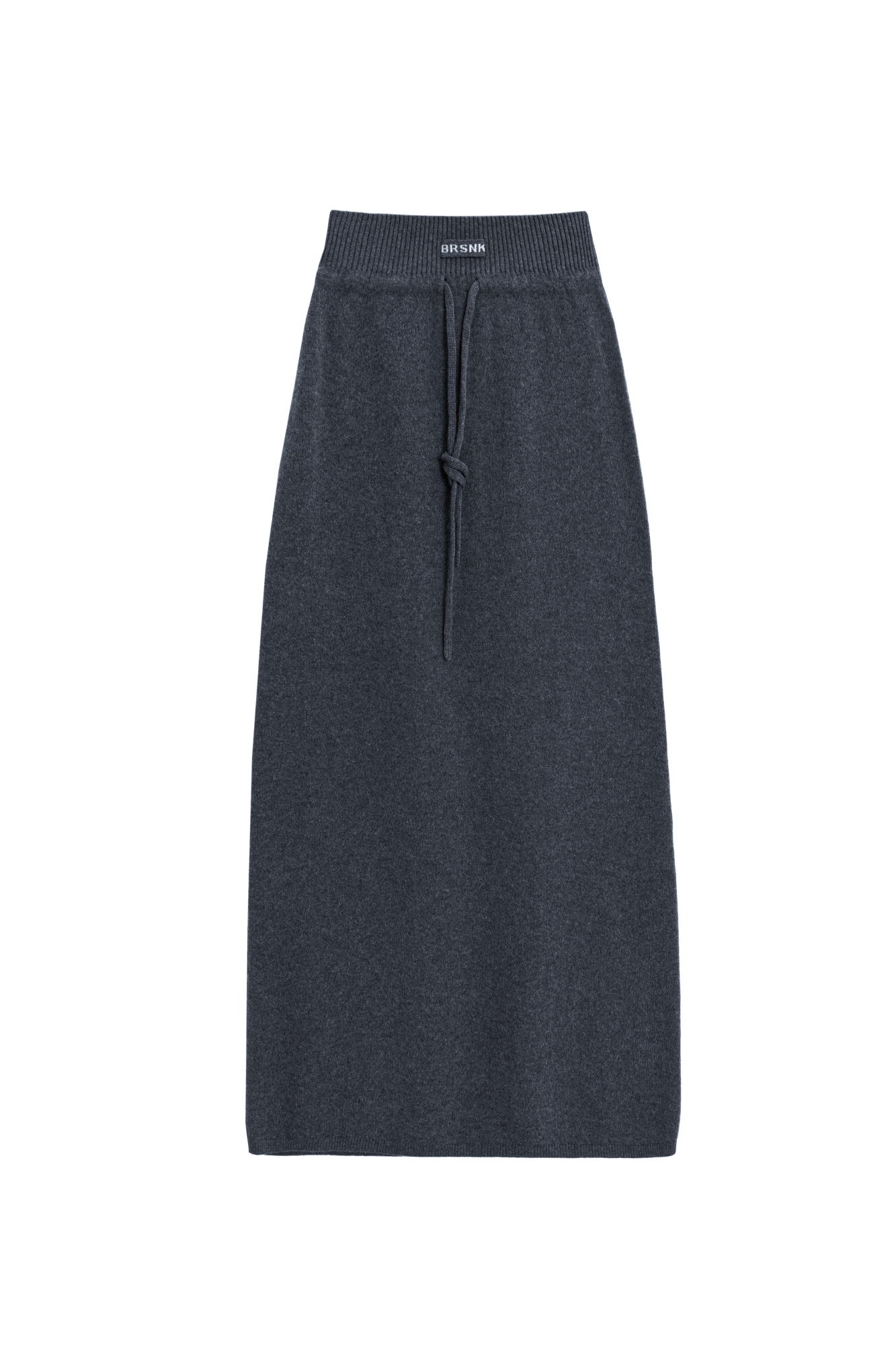 Трикотажная юбка длины макси из кашемира и шерсти. Модель по фигуре, с широким эластичным поясом в рубчик, дополненным кулиской и двумя накладными карманами сзади. Модель декорировано вывязанным логотипом