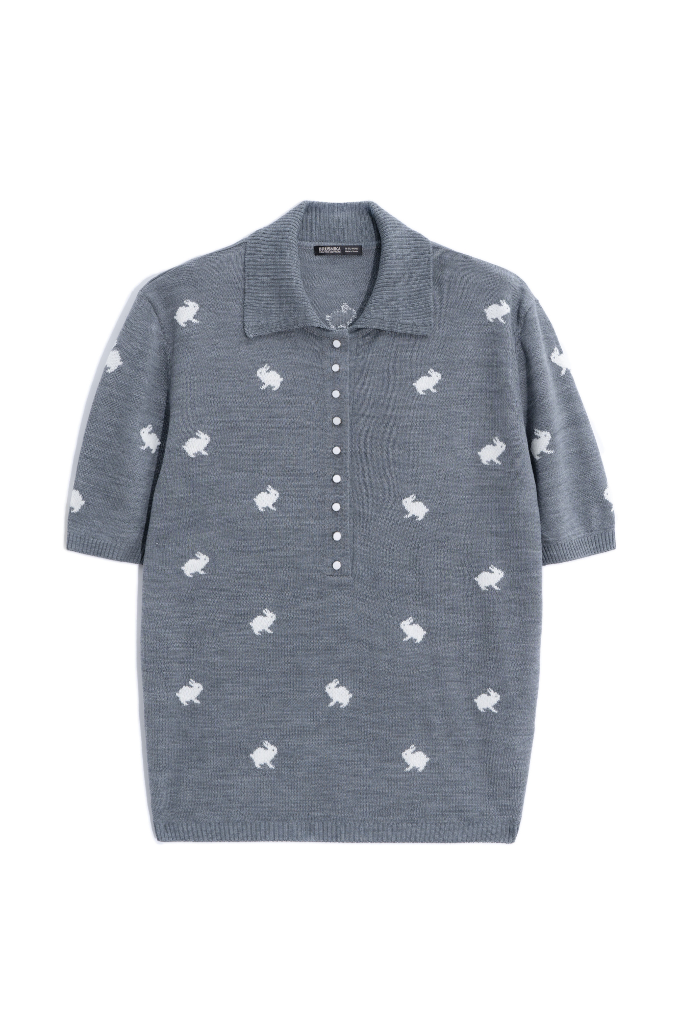 Трикотажная футболка из шерсти. Модель свободного кроя с воротником поло и застежкой на маленькие пуговицы на планке. Изделие декорировано жаккардом в виде зайчиков.