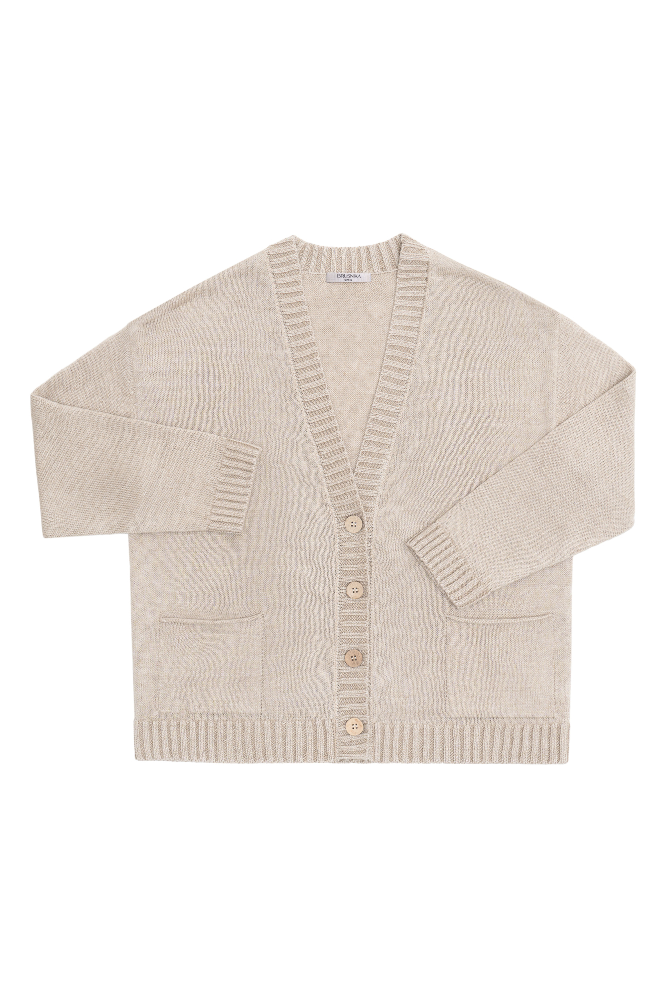 Трикотажный кардиган из 100% льна. Модель свободного кроя со спущенной линией плеча, длинным рукавом, накладными карманами и V-образным вырезом горловины. Края изделия выполнены в рубчик. Застежка на пуговицы.