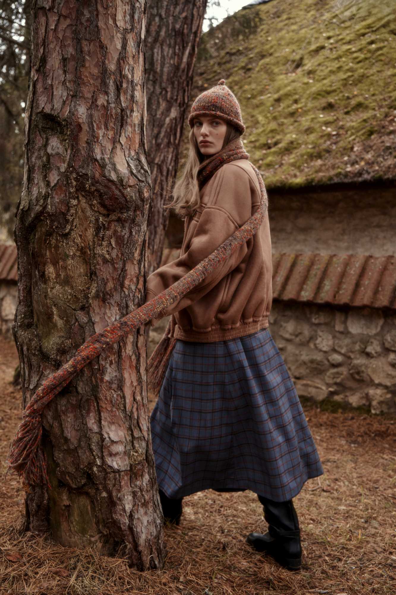 Юбка длины миди из шерсти в клетку. Модель А-силуэта с крупными косыми складками спереди. Застежка на молнию сзади. Изделие без подкладки.