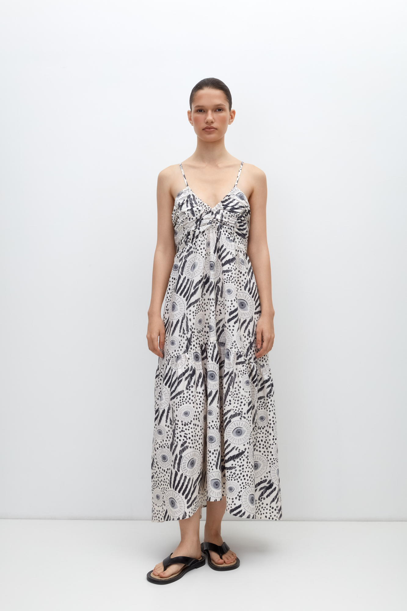 Принтованное платье из 100% хлопка на тонких бретелях с эластичной лентой на резинке сзади.