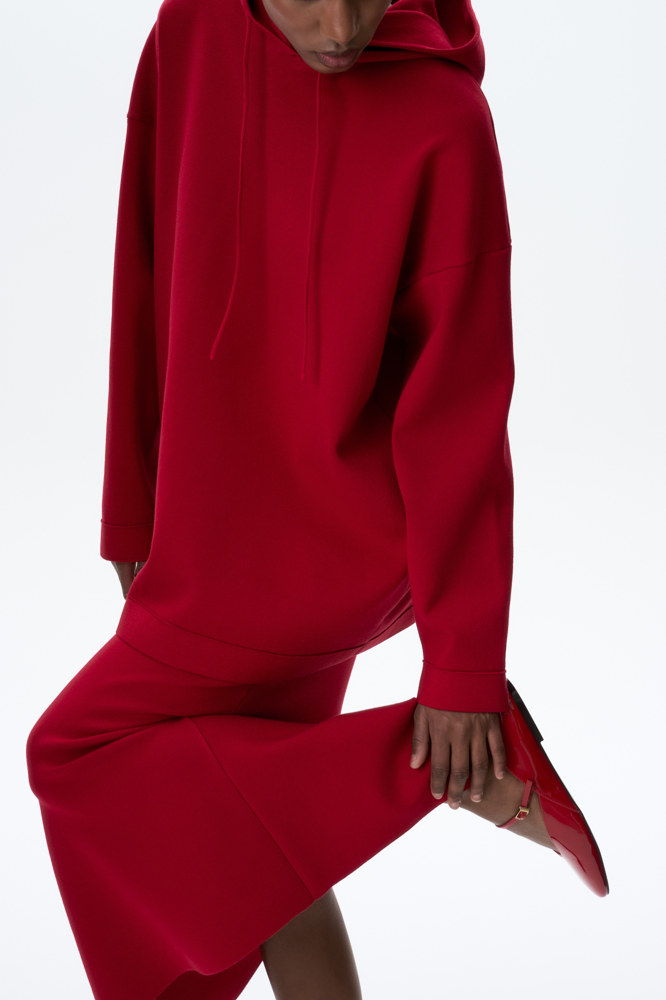 Трикотажное худи из мягкой вискозы. Модель свободного силуэта с капюшоном на кулиске и спущенной линией плеч.