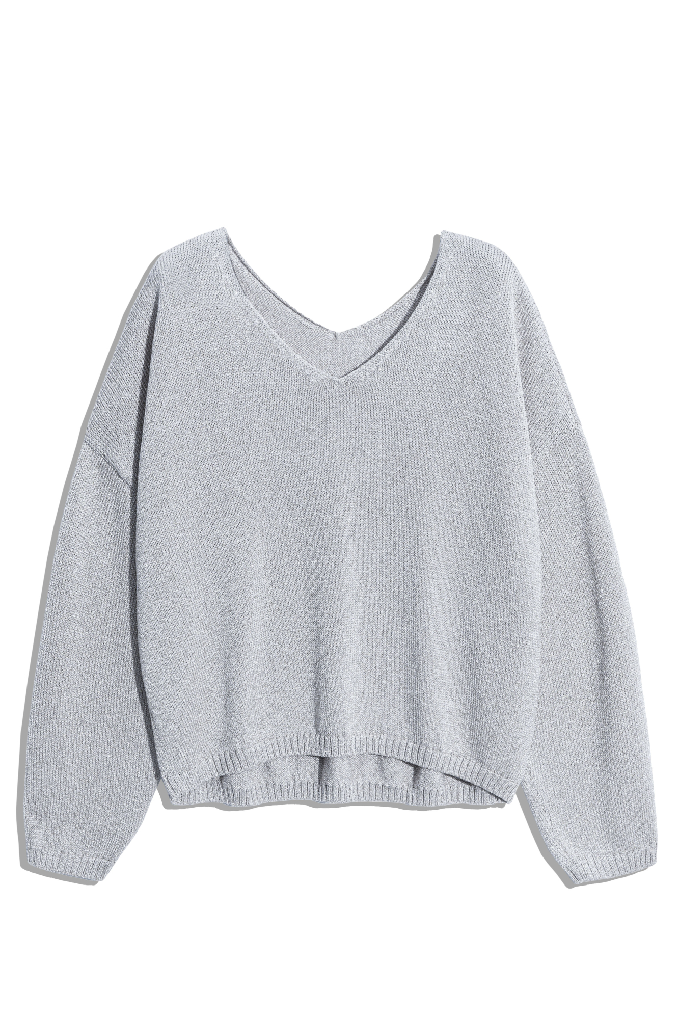 Джемпер из вискозы с добавлением люрекса. Модель свободного силуэта, со спущенной линией плеч и V-образным вырезом. Манжеты рукавов и низ изделия выполнены в рубчик.  