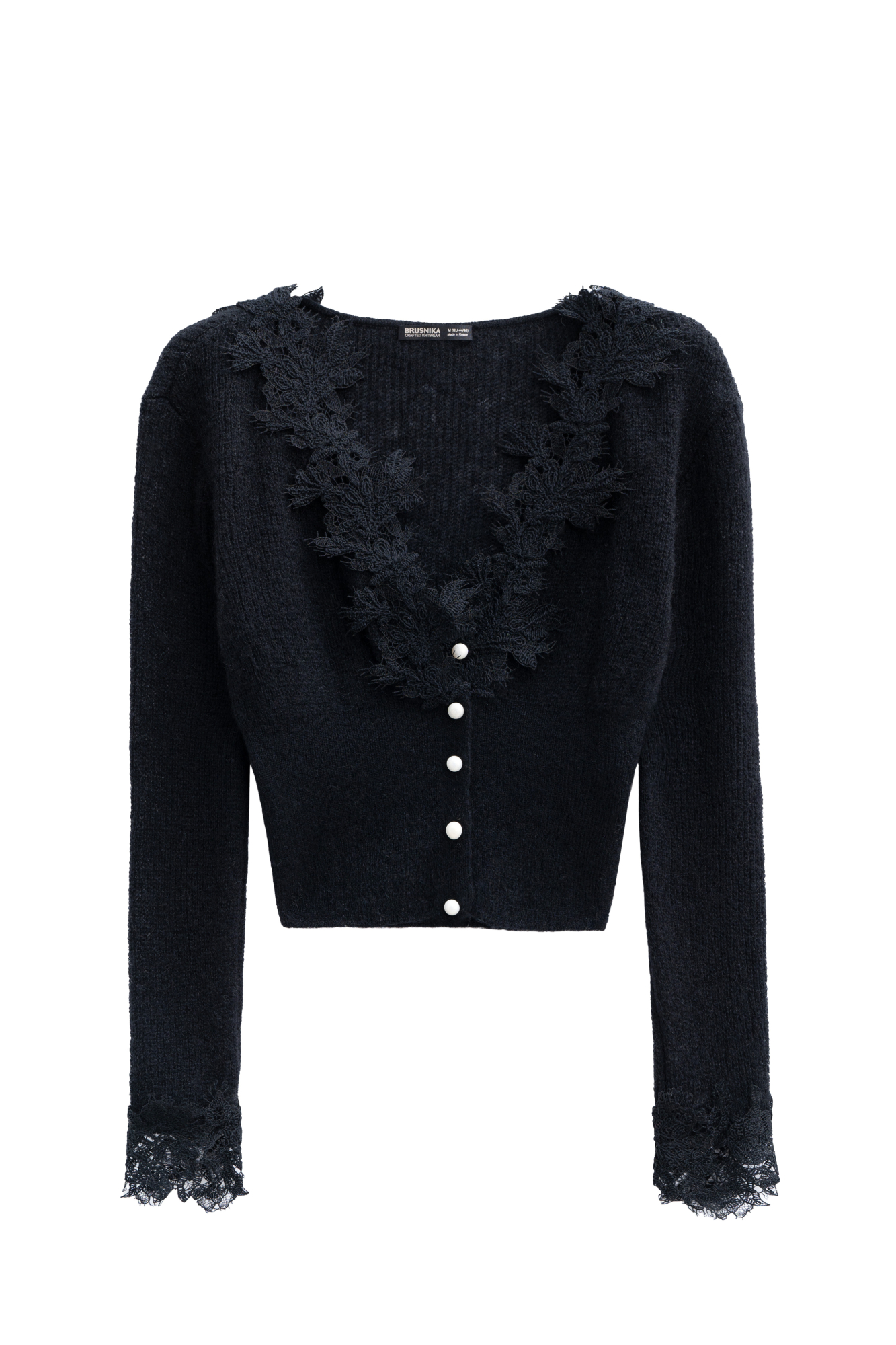 Короткий трикотажный кардиган из тонкой шерсти мериноса экстрафайн и альпака экстрафайн. Модель по фигуре с глубоким V-образным вырезом. Застежка на маленькие жемчужные пуговицы. Изделие декорировано тонким кружевом.