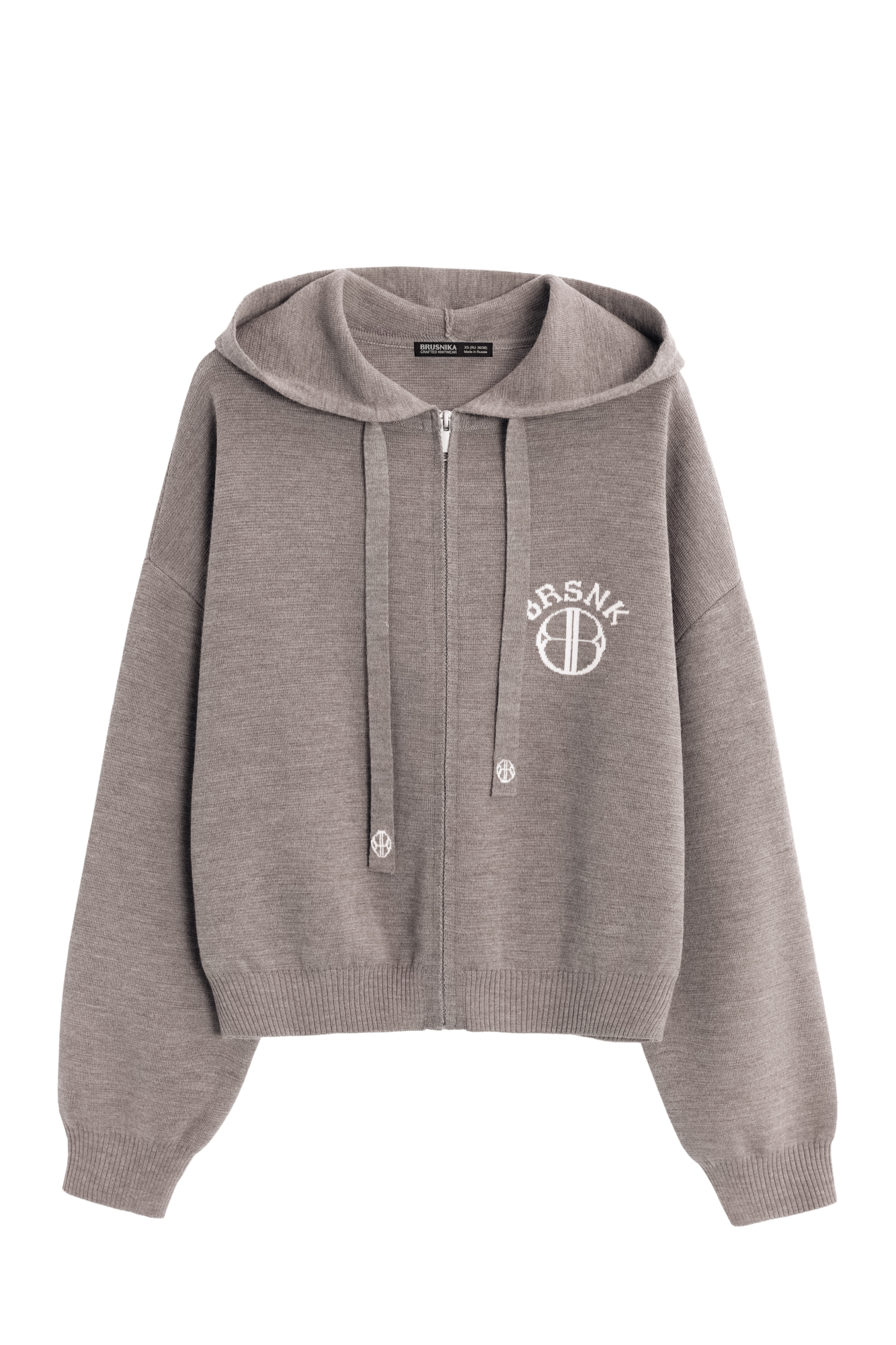 Трикотажный бомбер в спортивном стиле из шерсти с добавлением акрила. Модель свободного силуэта со спущенной линией плеча и капюшоном на кулиске. Низ изделия и манжеты рукавов выполнены на эластичной резинке. Изделие декорировано брендированным жаккардом на груди и шнурке. Застежка на молнию.