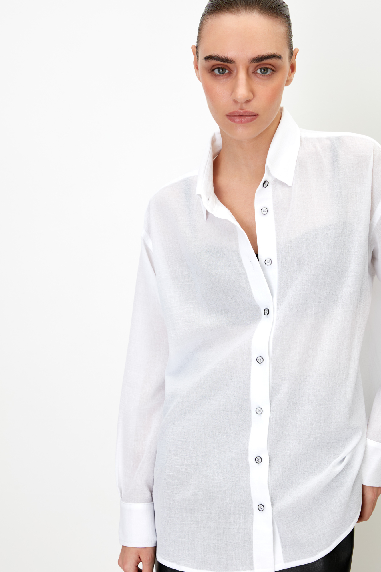 Классическая рубашка из тонкого хлопка. Отложной воротник, длинные рукава с манжетами на пуговица. Застежка на пуговицы.