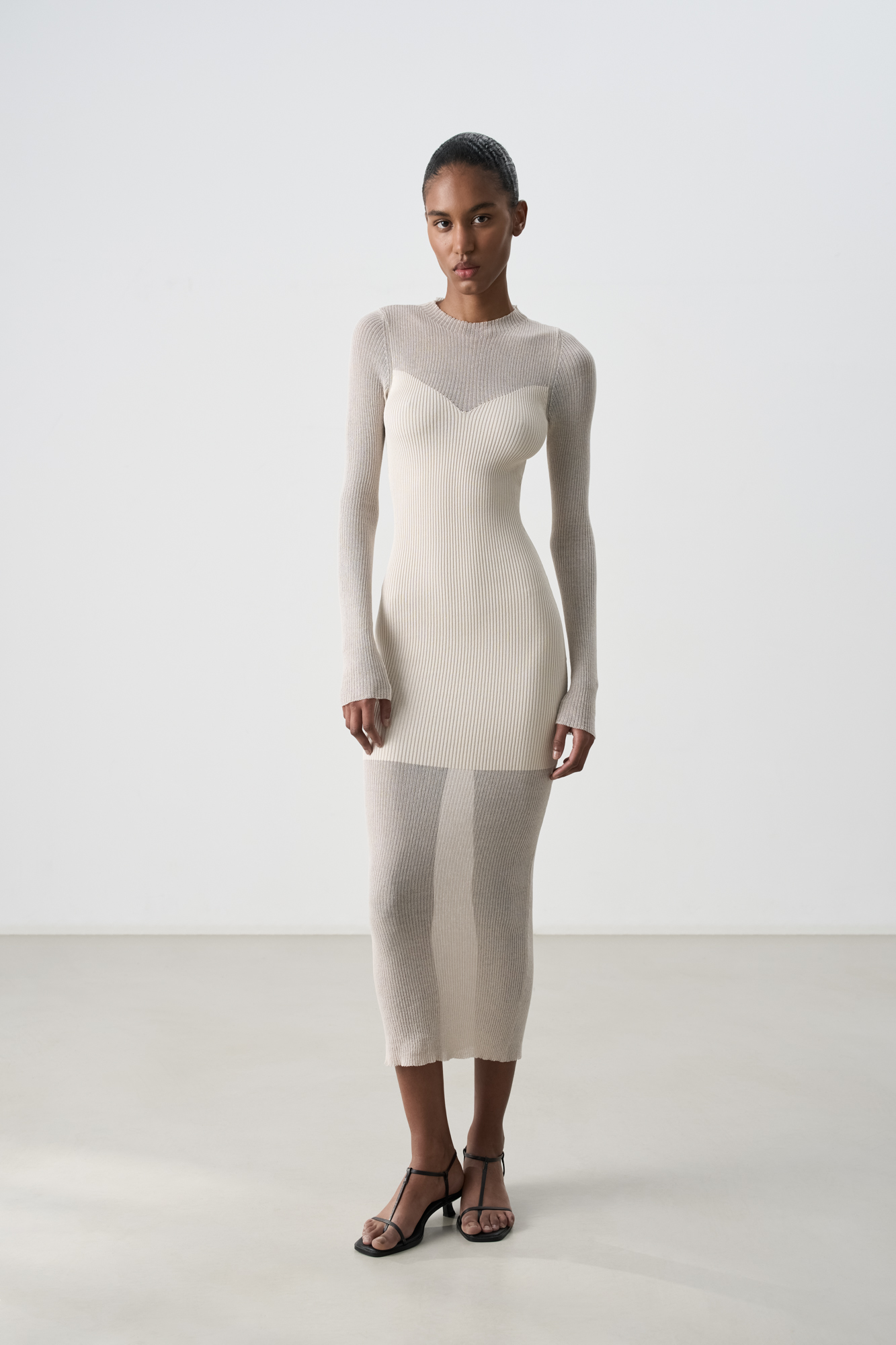 Платье макси облегающего кроя из трикотажа на основе хлопка и вискозы. Круглый вырез. Длинные рукава. Имитация прозрачного нижнего слоя.