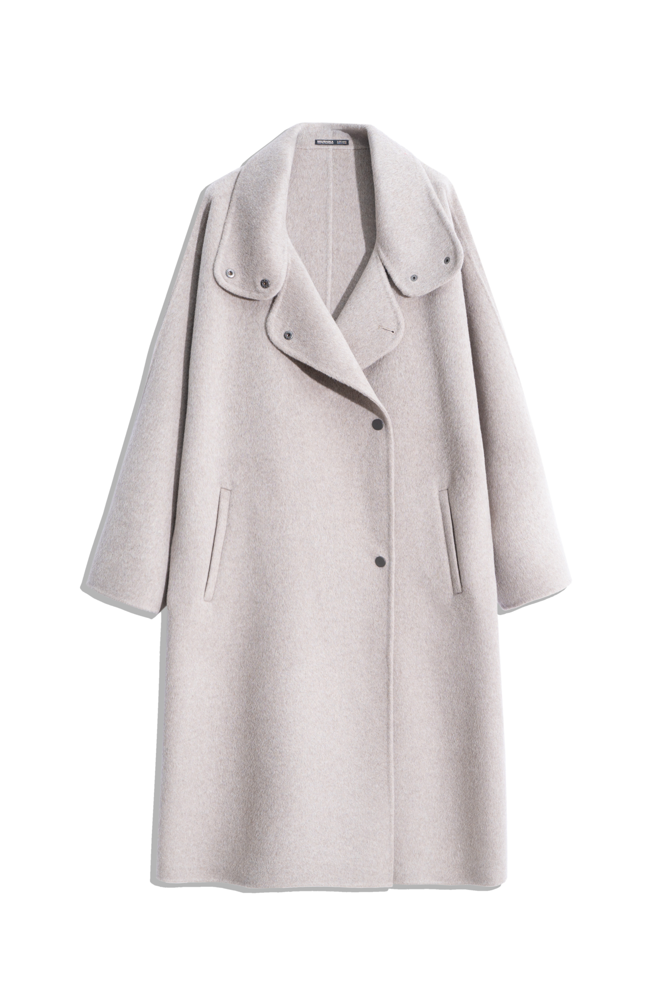Однобортное пальто из шерсти свободного кроя. Модель с низкой проймой, широкими рукавами. карманами и воротником-стойкой. Застежка на металлические кнопки.