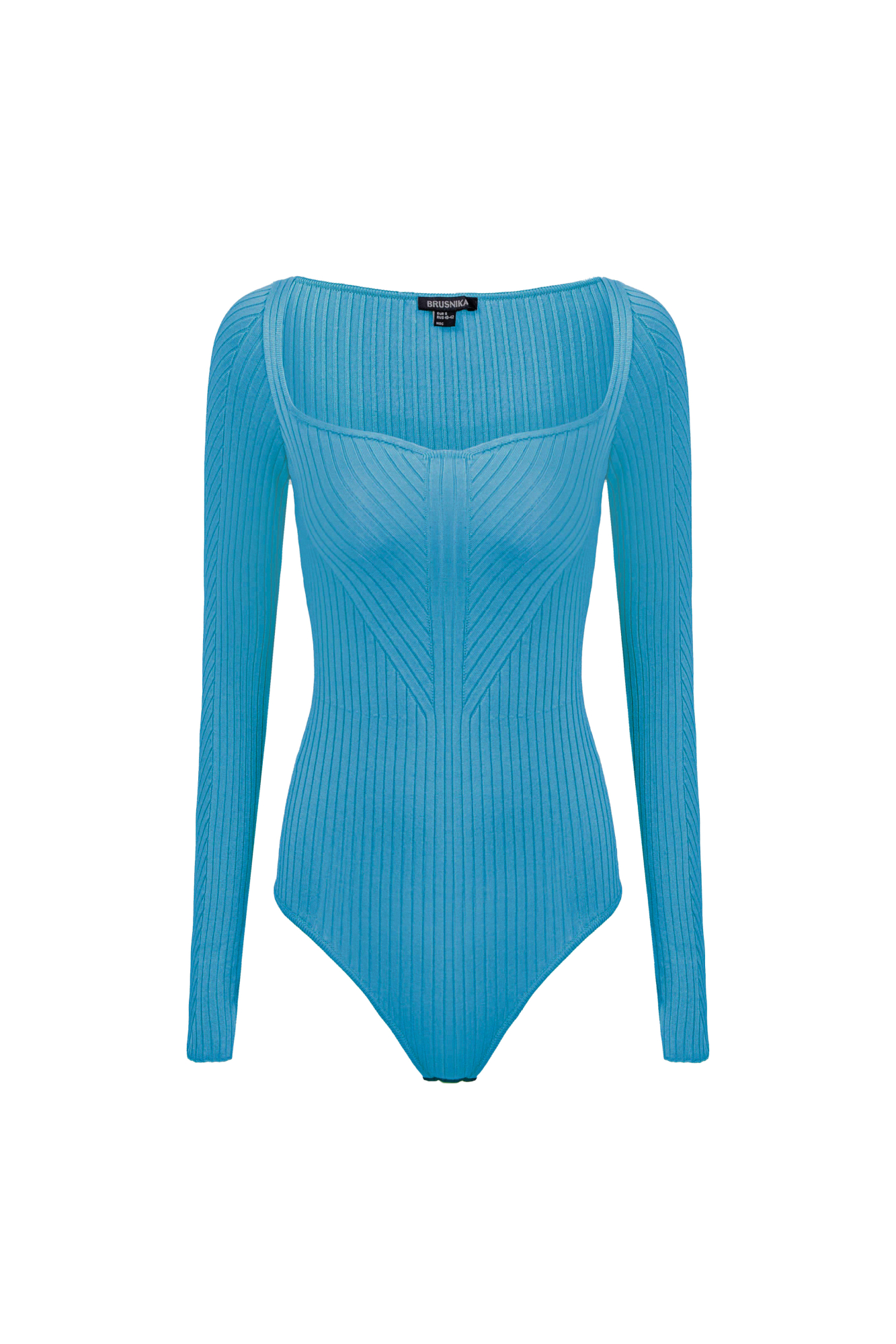 Трикотажное боди из вискозы. Модель с длинным рукавом и фигурным вырезом горловины. Изделие выполнено в широкий диагональный рубчик.