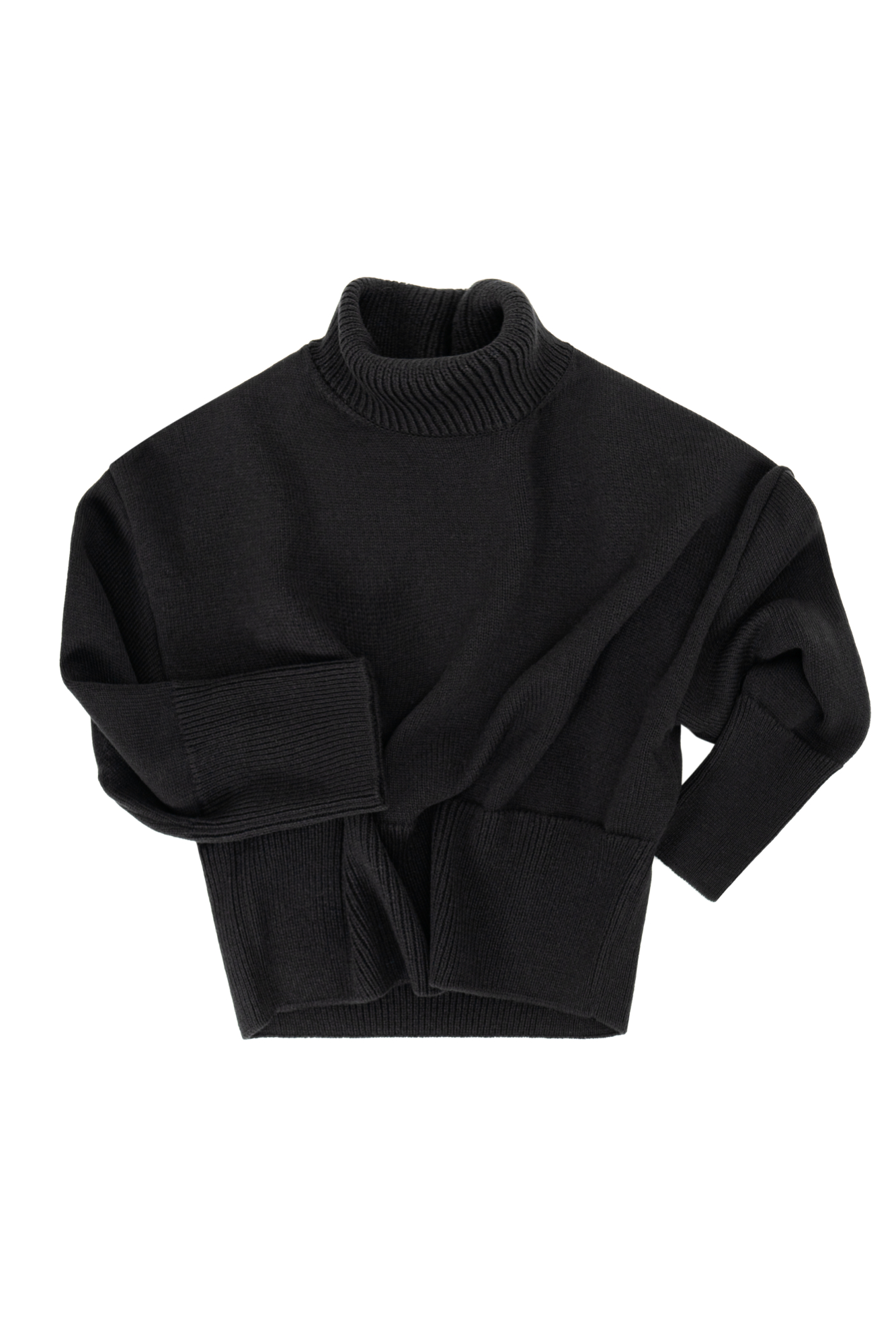 Трикотажный джемпер с высоким воротом. Модель свободного силуэта со спущенной линией плеча. Края изделия в рубчик.