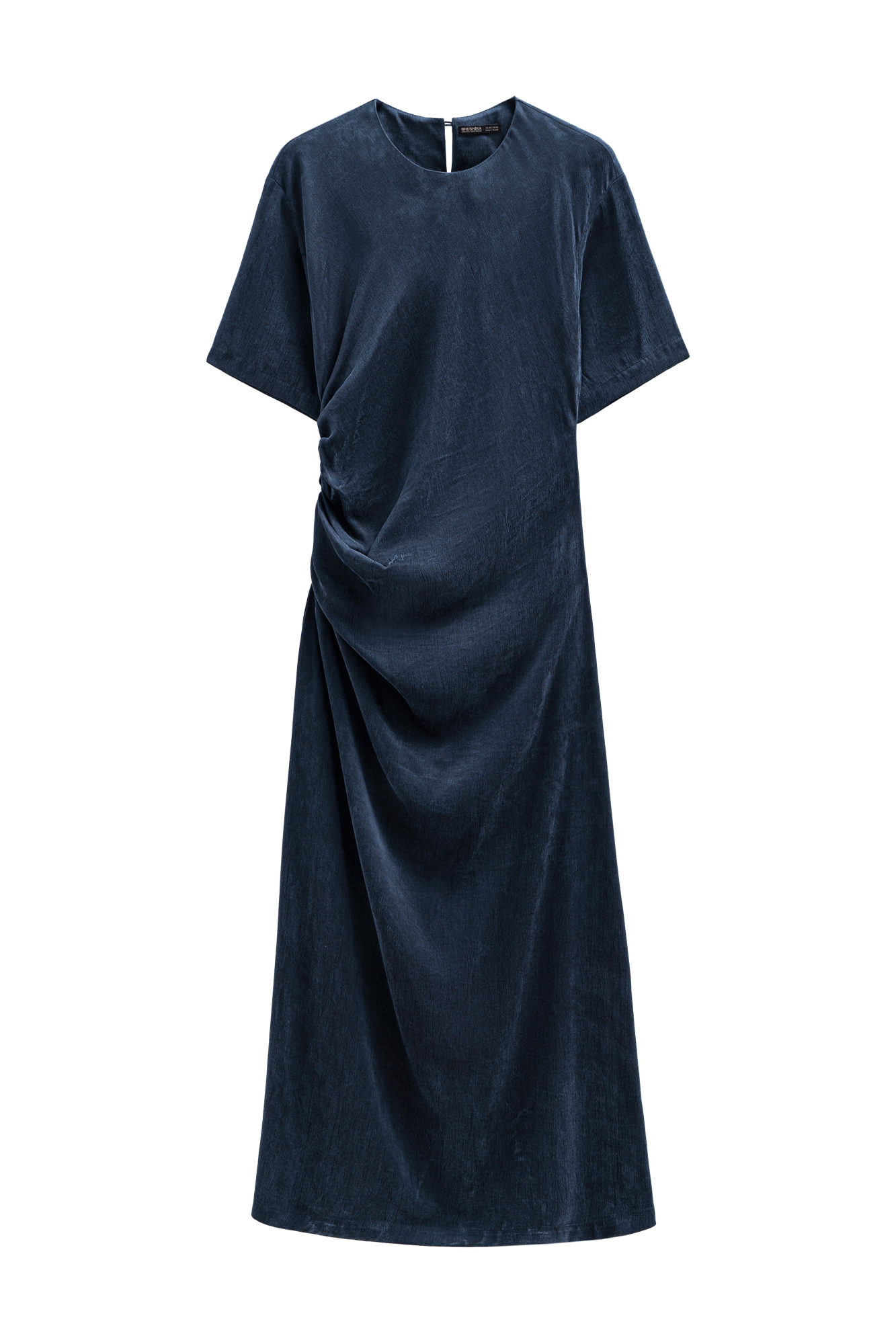 Платье длины миди из купры. Модель свободного кроя, с круглым вырезом горловины, спущенной линией плеч, короткими рукавами и драпировкой на талии сбоку. Застежка на пуговицу сзади.