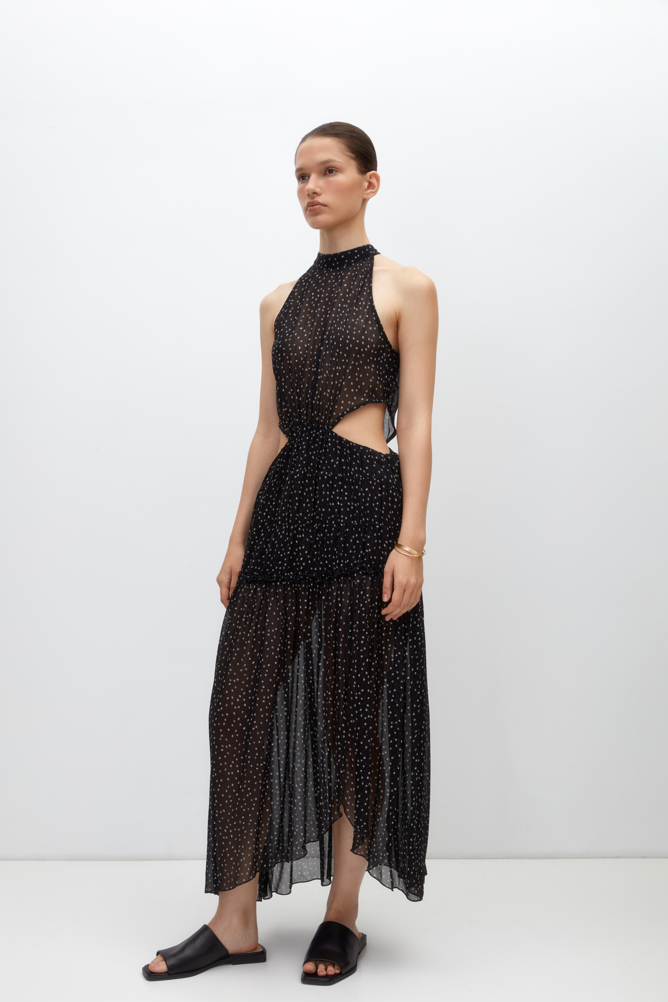 Длинное шифоновое платье с вырезами по бокам и разрезом снизу.