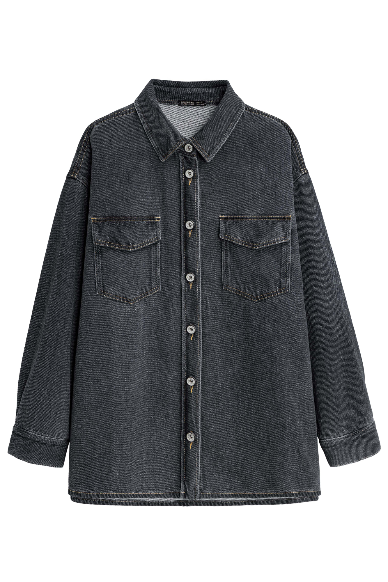 Джинсовая рубашка из 100% хлопка. Модель прямого кроя с классическим отложным воротником и двумя нагрудными карманами с клапанами. Застежка на металлические пуговицы.