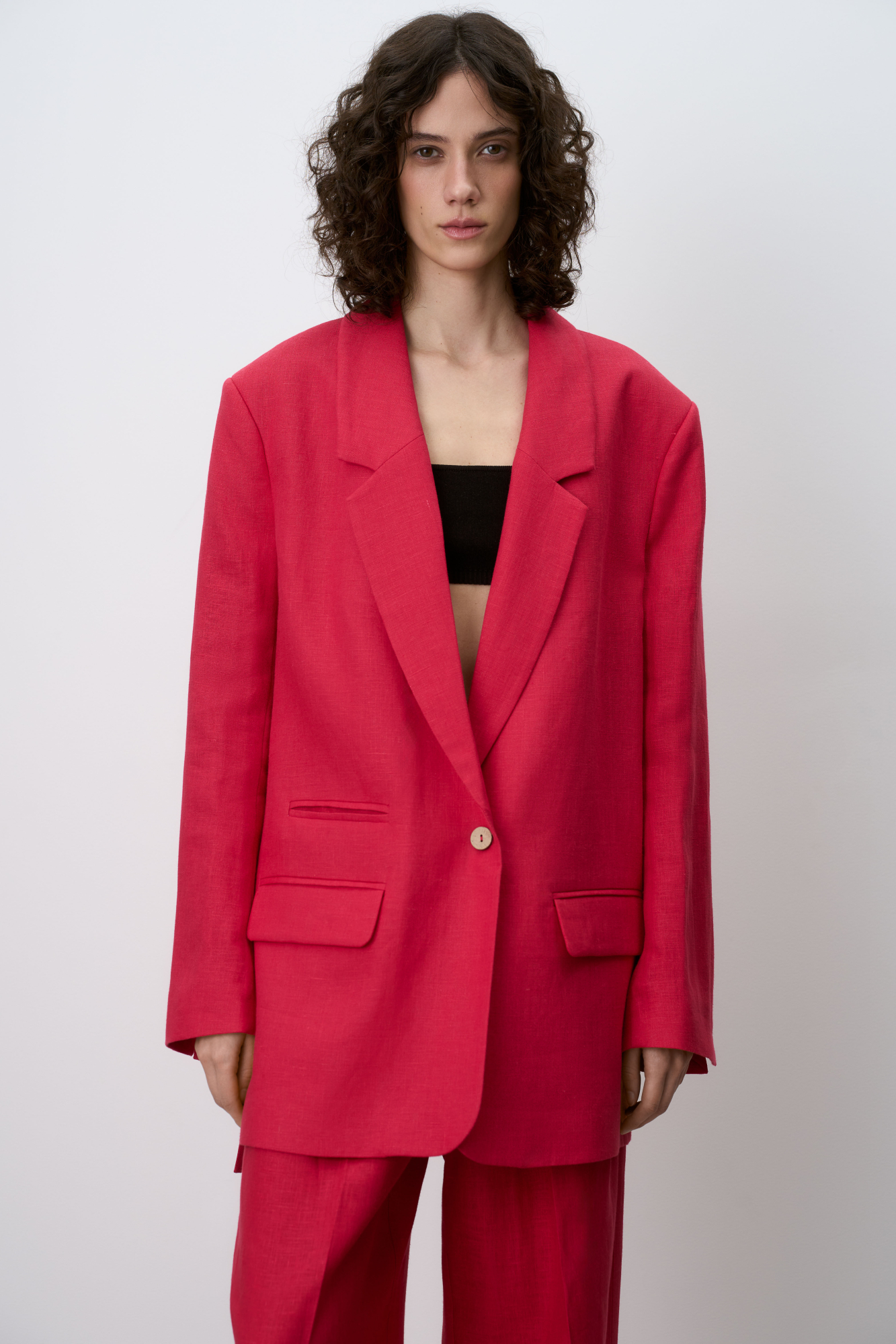 Классический жакет из 100% льна с разрезами по бокам и накладными карманами. Застежка на одну пуговицу. Изделие на подкладке.