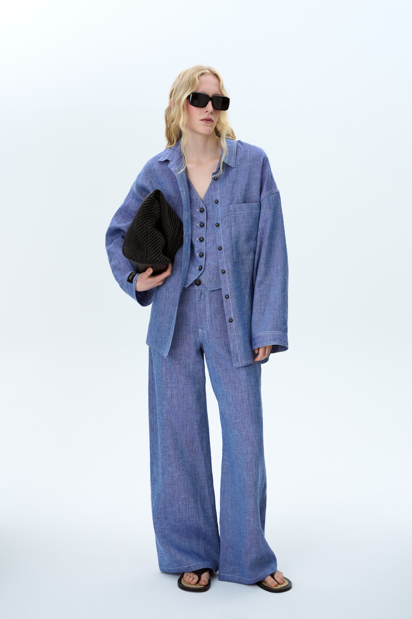 Брюки из 100% льна. Модель прямого кроя с небольшим расклешением. Пять карманов. Застежка на молнию и металлическую пуговицу. Дополнить образ можно жилетом и рубашкой в таком же стиле.