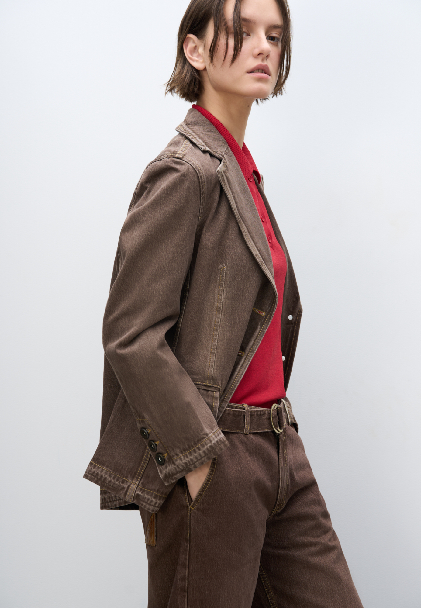 Джинсовый жакет из 100% хлопка. Модель прямого кроя с классическим английским воротником, боковыми карманами с клапанами, карманом на груди и пуговицами на манжетах. Застежка на три металлические пуговицы. Изделие без подкладки.