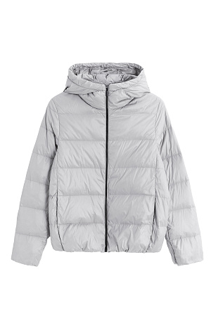 серый Супертонкий и ультралёгкий пуховик с карманами и капюшоном, который складывается в чехол. Наполнитель натуральный пух 90% и перо 10%. Чехол в комплекте. Средний показатель водонепроницаемости, можно носить в сухую погоду или моросящий дождик.