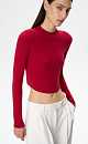 Трикотажный кроп-топ из вискозы с длинным рукавом, круглым вырезом горловины и фигурным низом. Края изделия выполнены в рубчик.