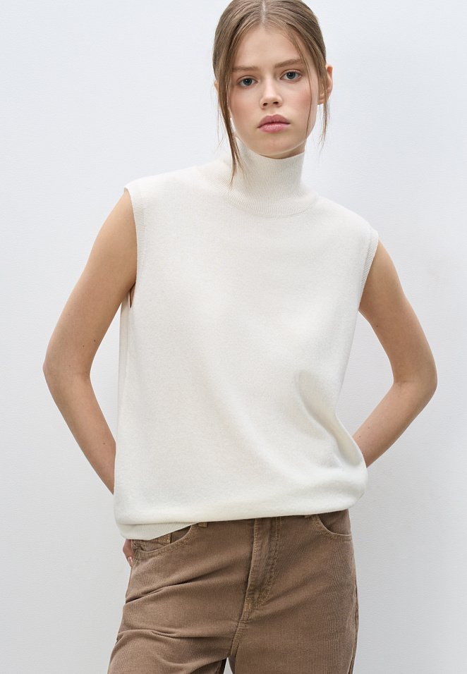 Трикотажный жилет с высоким воротом