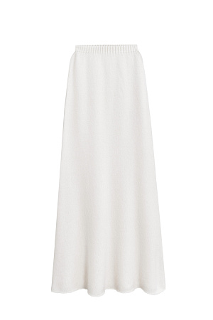 белый Трикотажная юбка длины макси из пуха лисы. Модель А-силуэта, с эластичным поясом на резинке и валиком по низу подола. Дополнить образ можно джемпером в таком же стиле.
