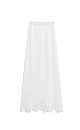 Трикотажная юбка из шерсти мериноса экстрафайн и альпака экстрафайн. Модель А-силуэта с широким поясом на резинке. Подол изделия декорирован кружевом.