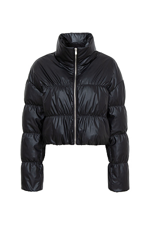черный Короткий стеганый пуховик. Модель свободного кроя с воротником стойкой и застежкой на молнию.