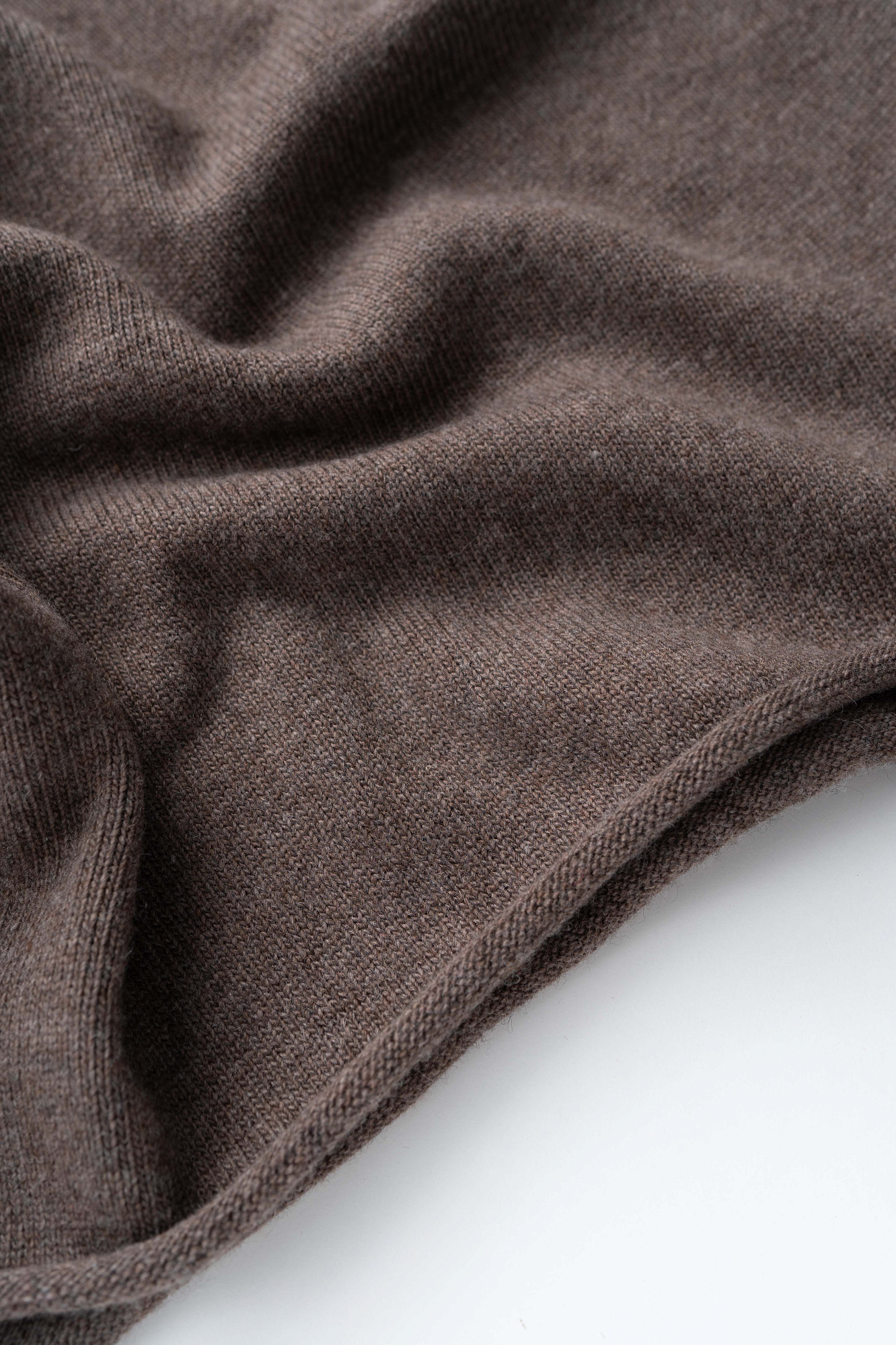 Трикотажный кардиган из шерсти и кашемира. Модель свободного кроя, с длинными широкими рукавами и спущенной линией плеч. Без застежки.