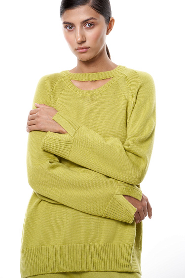 Джемпер с акцентным вырезом