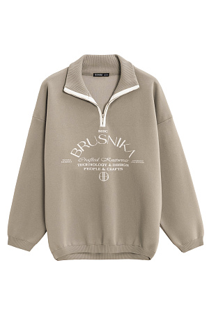 бежевый Принтованный джемпер из вискозы. Модель свободного силуэта со спущенной линией плеча и воротником-стойкой, застегивающимся на молнию. Манжеты и низ изделия выполнены в рубчик.